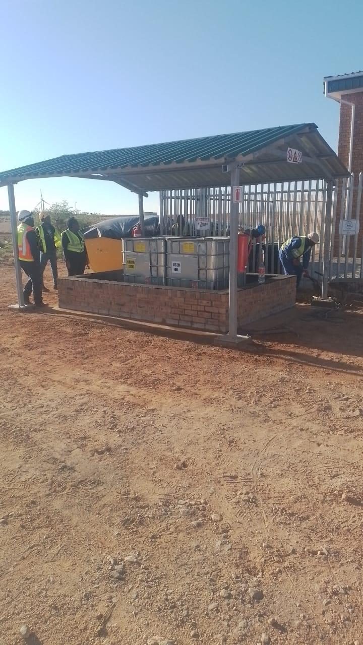 Oil storage bund wall and containment facility